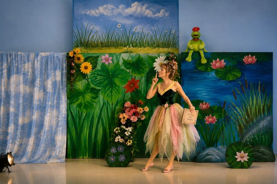 Néroline la comédienne sur le décor du spectacle