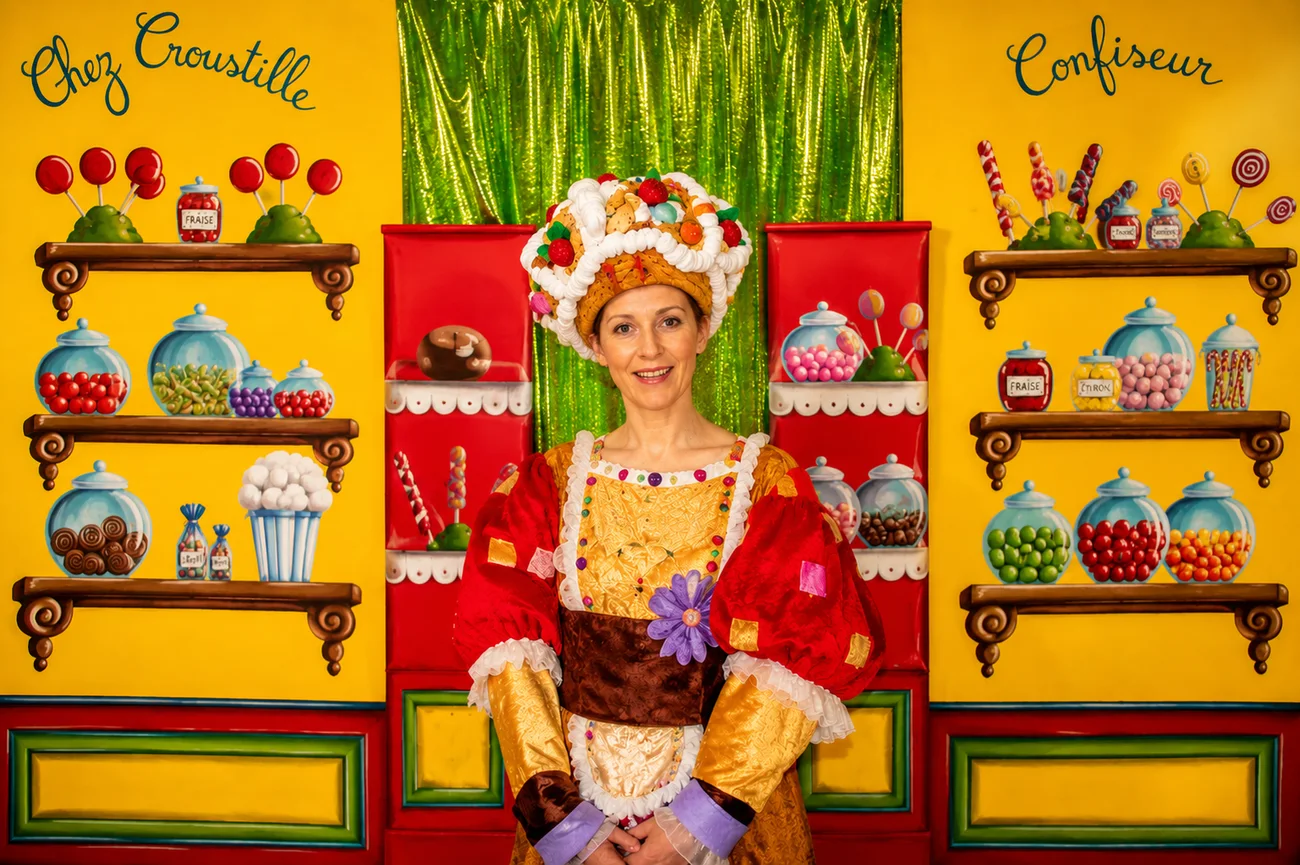 Croustille le confiseur dans sa boutique, spectacle Nicolas le chocolat de Noël